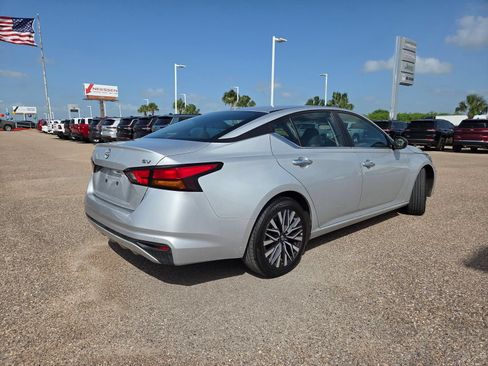 Used 2024 Nissan Altima 2.5 SV FWD image 8