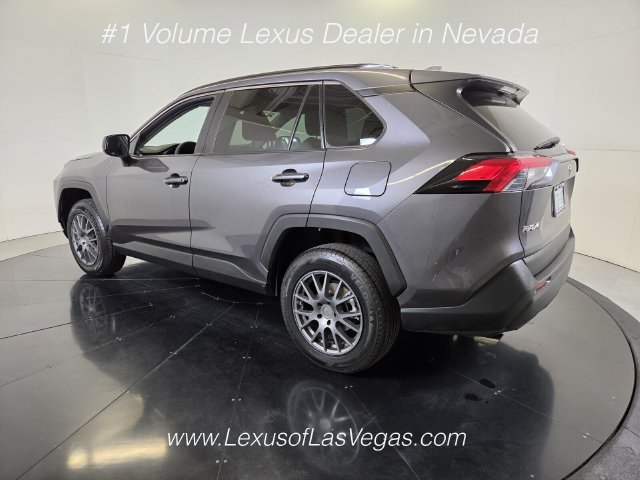 Used 2021 Toyota RAV4 LE AWD/4WD image 4