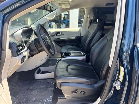 Used 2022 Chrysler Pacifica Touring-L AWD/4WD image 9