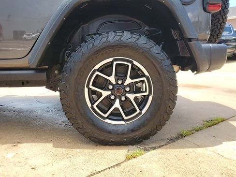 Used 2025 Jeep Wrangler Unlimited Rubicon AWD/4WD image 6