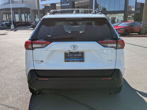 Used 2020 Toyota RAV4 XLE Premium image 4