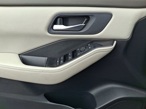 Used 2025 Nissan Rogue SV image 12