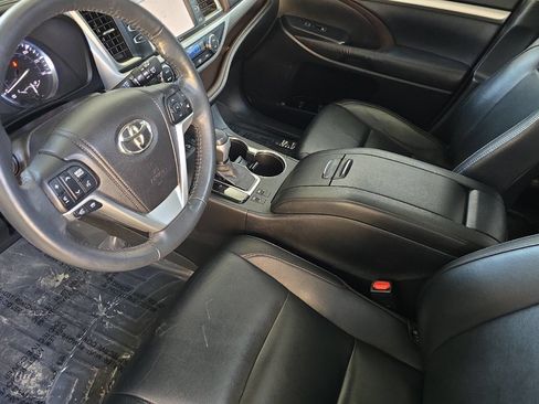 Used 2014 Toyota Highlander XLE w/ Preferred Accessory Package AWD/4WD image 7