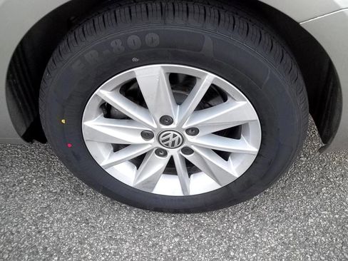 Used 2016 Volkswagen Golf S image 22