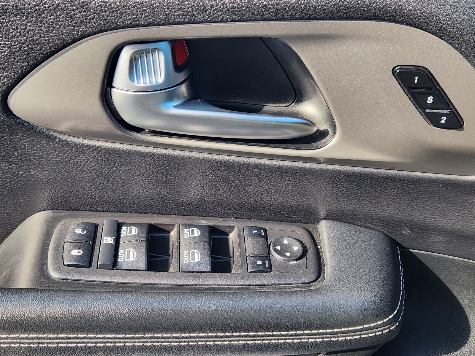 Used 2025 Chrysler Pacifica Select FWD image 25