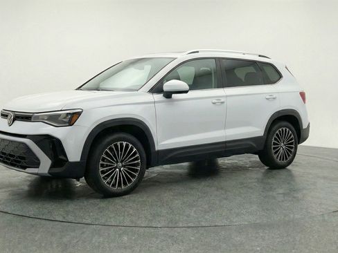 Used 2025 Volkswagen Taos SE image 3