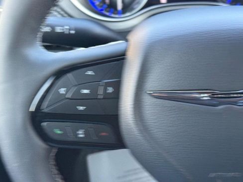 Used 2025 Chrysler Pacifica Limited image 22