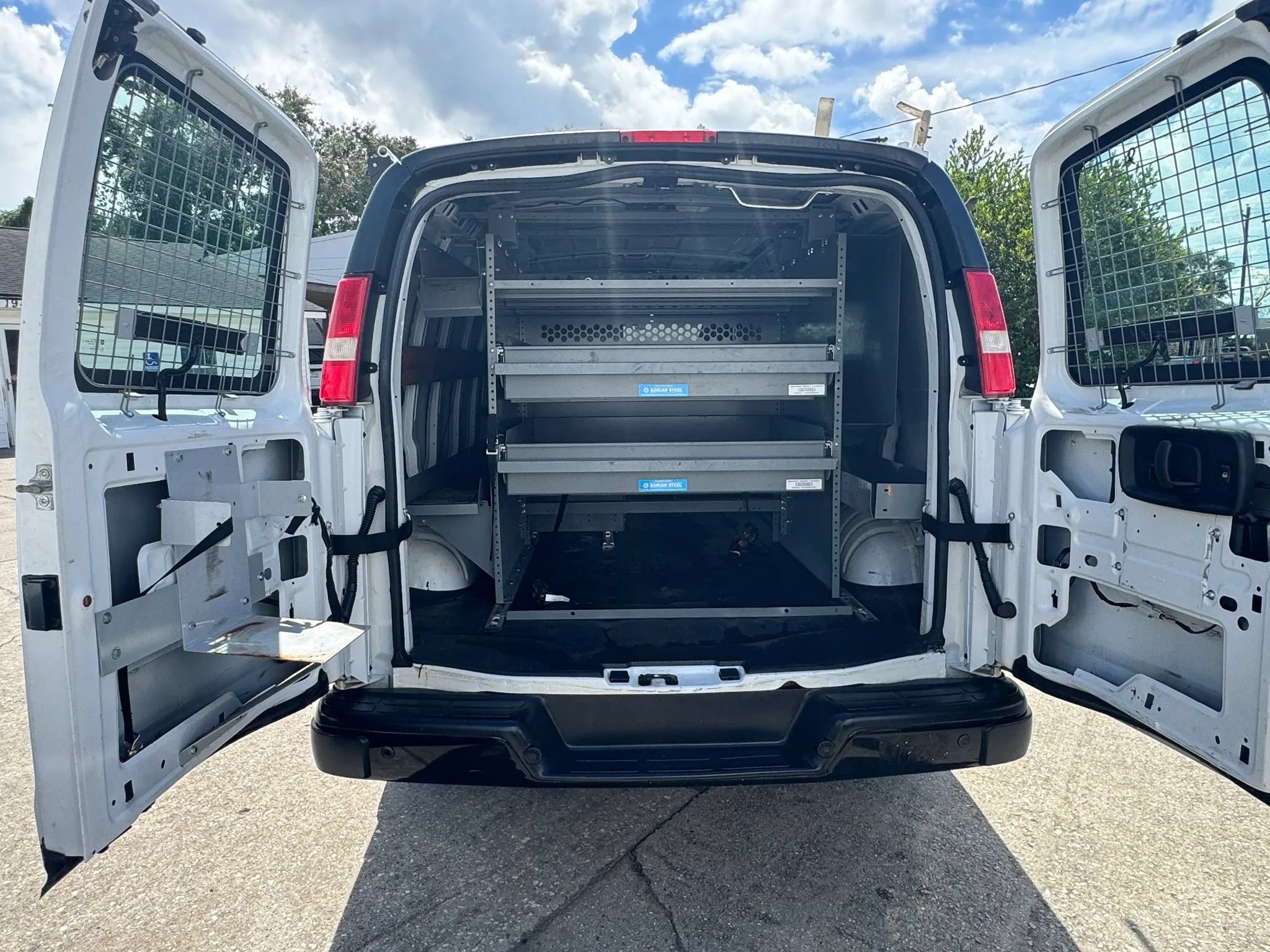 Used 2018 Chevrolet Express 2500 w/ Driver Convenience Package RWD image 9