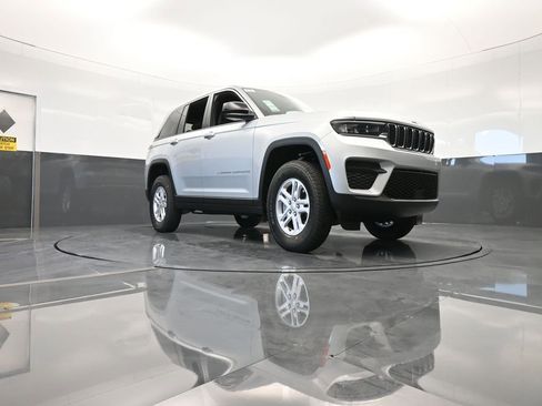 Used 2024 Jeep Grand Cherokee Laredo w/ Trailer Tow Package image 45