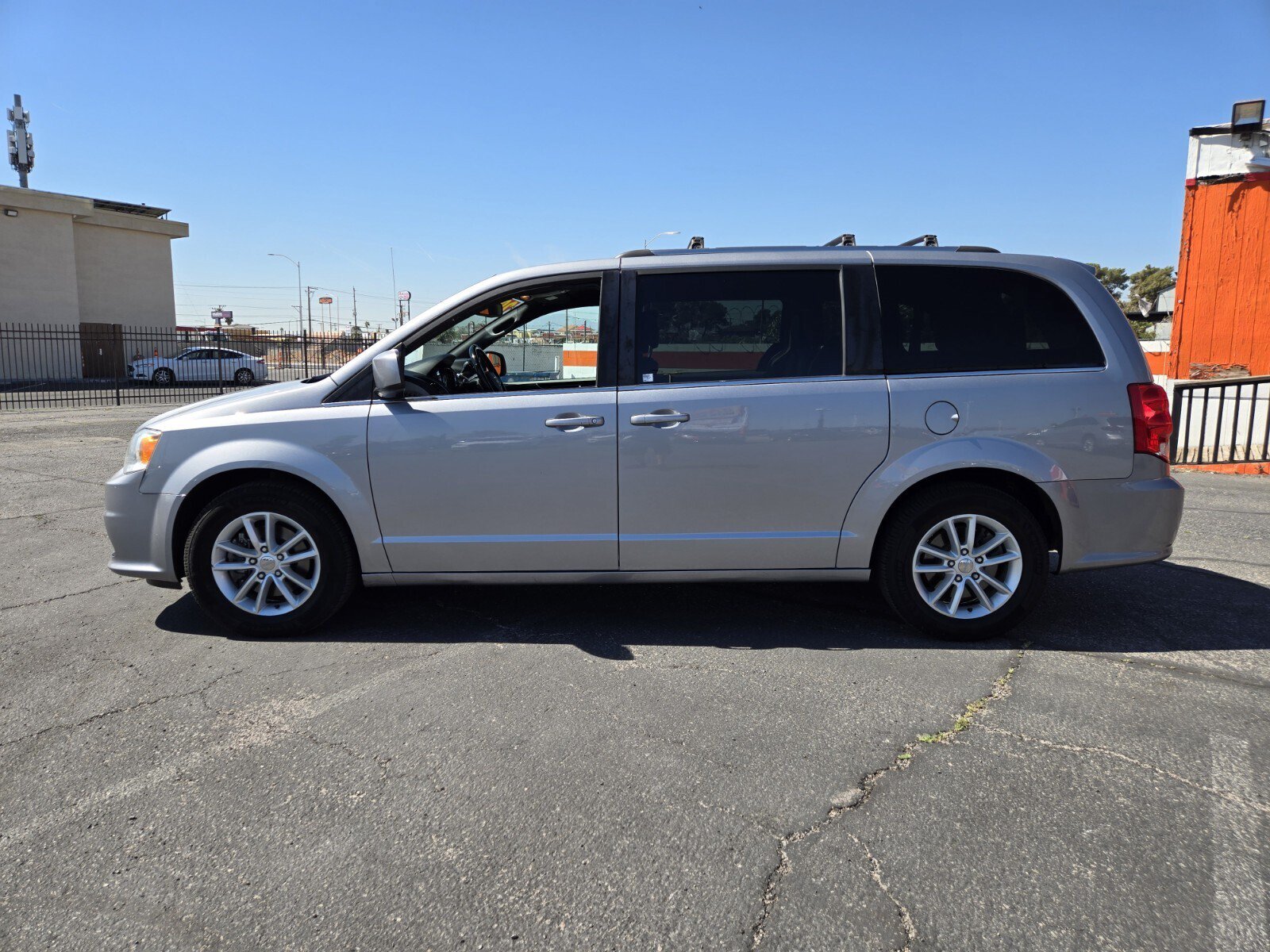 Used 2020 Dodge Grand Caravan SXT FWD image 2