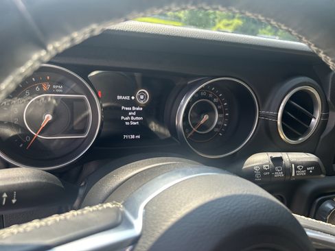 Used 2018 Jeep Wrangler Unlimited Sahara AWD/4WD image 13
