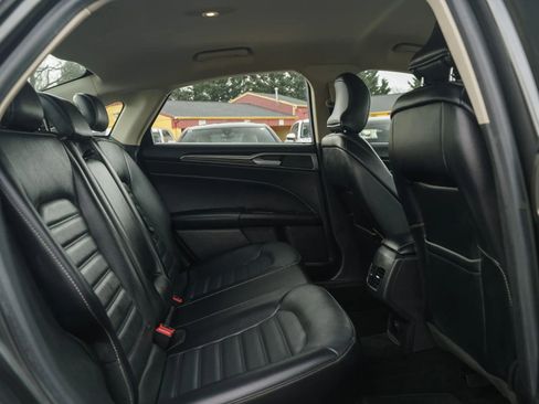 Used 2017 Ford Fusion SE w/ Fusion SE Technology Package image 10