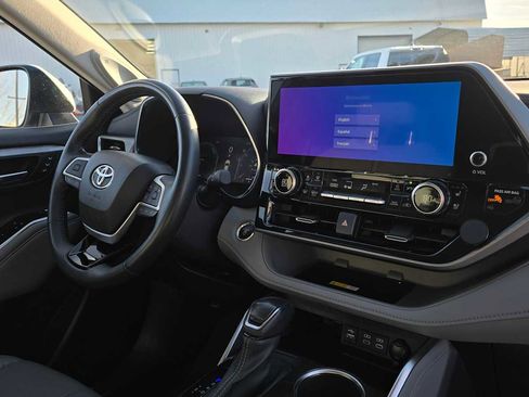 Used 2023 Toyota Highlander Platinum image 11
