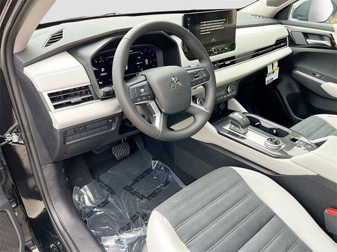 New 2025 Mitsubishi Outlander SE image 9
