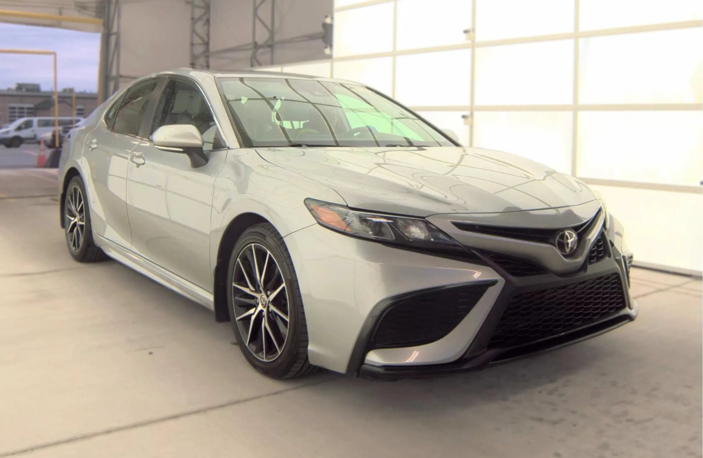 Used 2021 Toyota Camry SE w/ Cold Weather Package AWD/4WD image 4