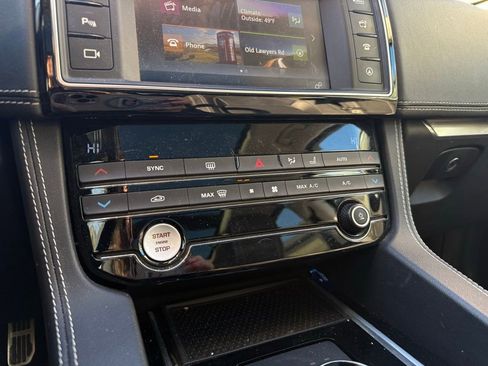 Used 2018 Jaguar F-PACE R-Sport image 11