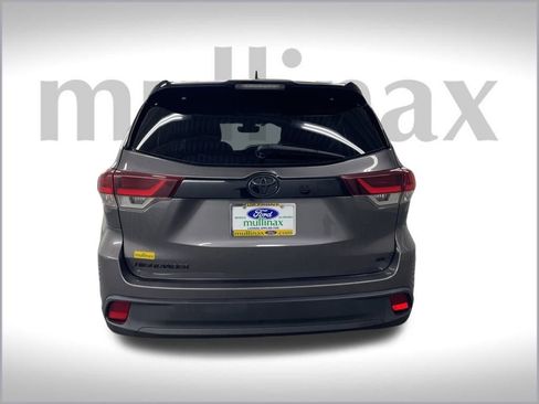 Used 2019 Toyota Highlander SE image 6
