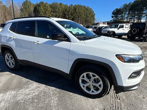 Used 2024 Jeep Compass Latitude image 5