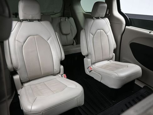 Used 2021 Chrysler Pacifica Touring-L image 30