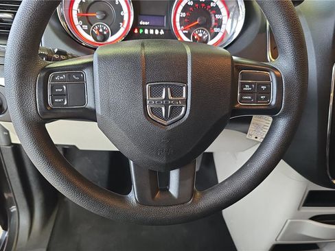 Used 2019 Dodge Grand Caravan SE w/ UConnect Hands-Free Group image 23