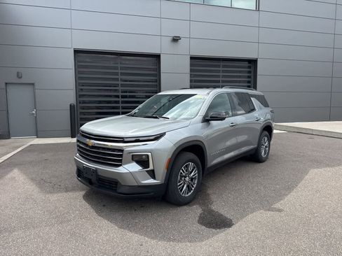 Used 2024 Chevrolet Traverse LT image 1