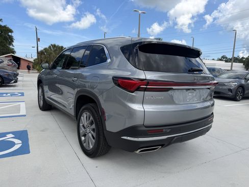 Used 2025 Buick Enclave Preferred FWD image 5