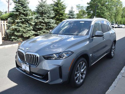 Used 2024 BMW X5 xDrive40i w/ Premium Package AWD/4WD image 3