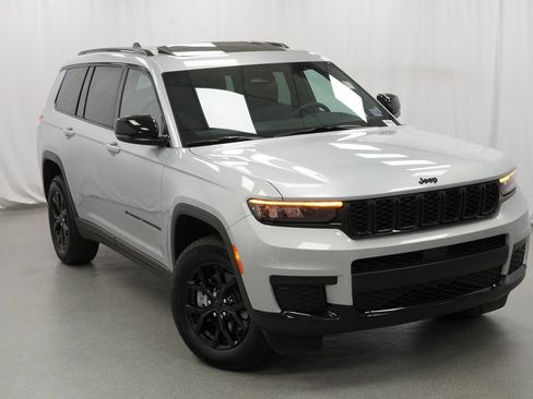 Certified 2024 Jeep Grand Cherokee L Altitude AWD/4WD image 8