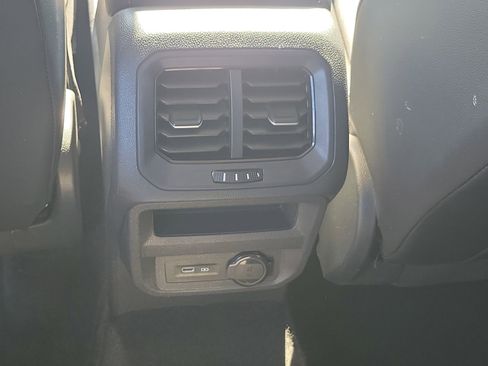 Used 2024 Volkswagen Tiguan SE image 21