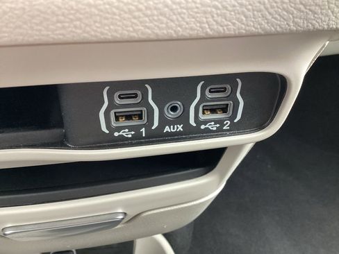 Used 2024 Chrysler Pacifica Touring-L image 22