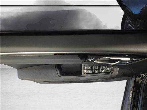 Used 2025 Porsche Macan AWD/4WD image 28
