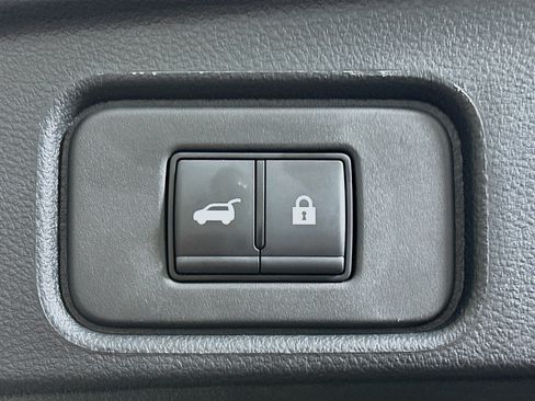 Used 2025 Nissan Pathfinder SV FWD image 32