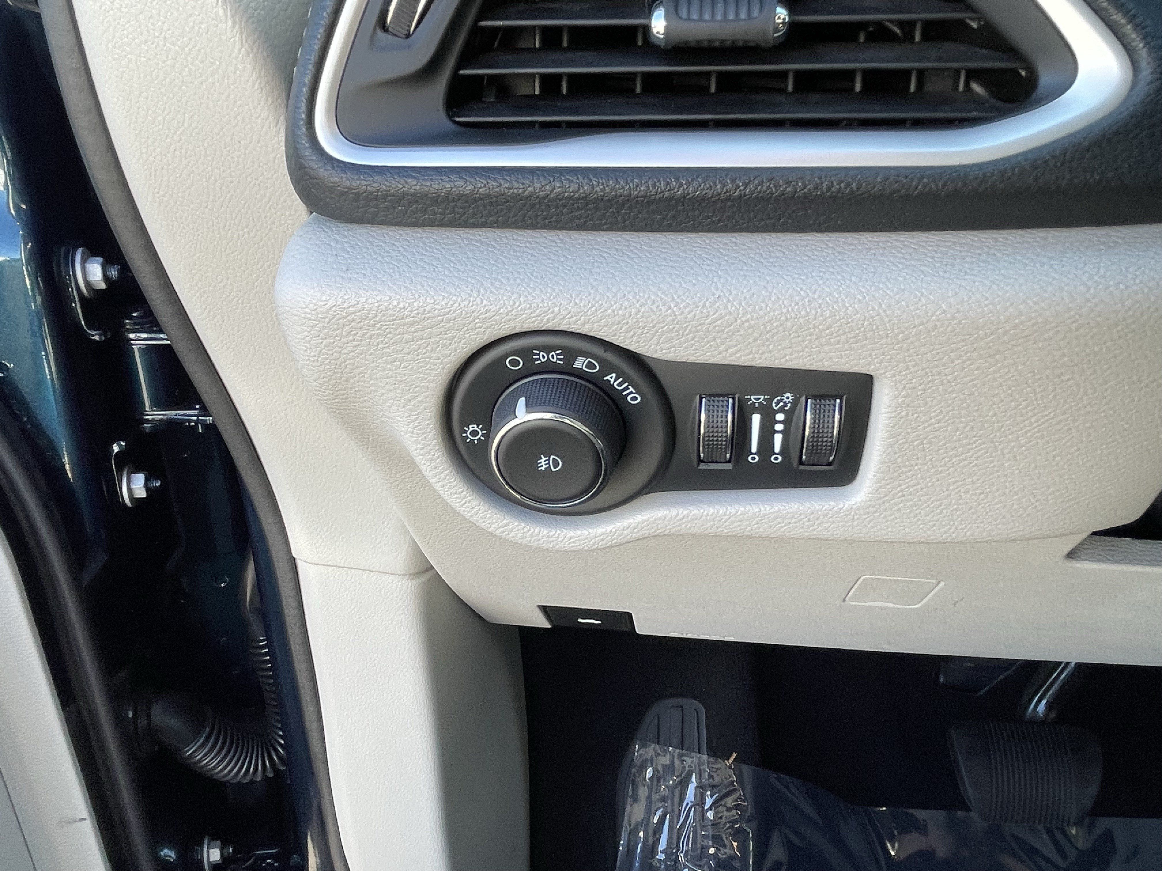 Used 2023 Chrysler Pacifica Touring-L FWD image 25