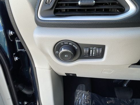 Used 2023 Chrysler Pacifica Touring-L FWD image 25
