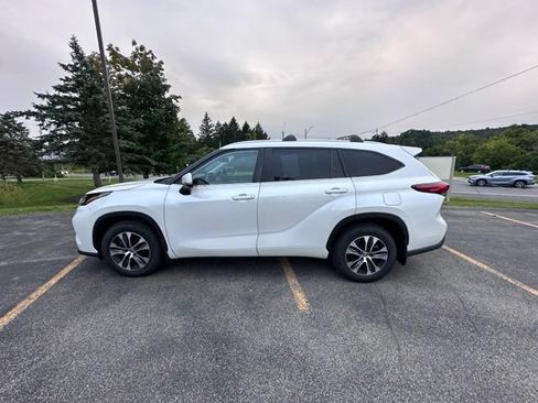 Used 2023 Toyota Highlander XLE AWD/4WD image 6