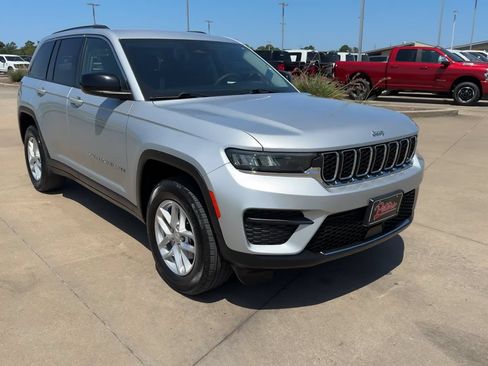 Used 2023 Jeep Grand Cherokee Laredo AWD/4WD image 3