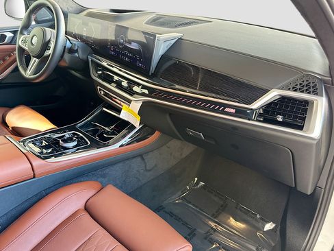 Used 2025 BMW X7 M60i image 32