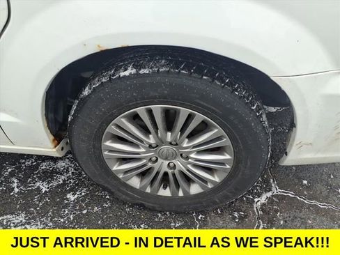 Used 2014 Chrysler Town & Country Touring-L w/ Driver Convenience Group image 9