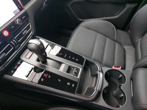 Certified 2026 Porsche Macan Turbo AWD/4WD image 27