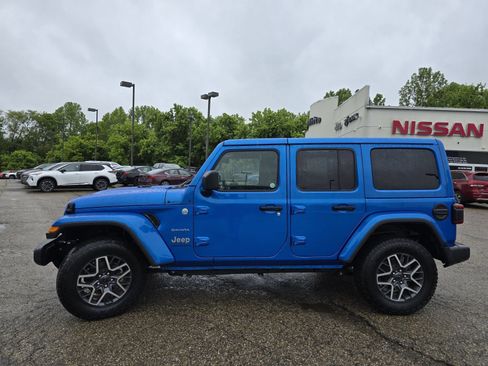 Used 2024 Jeep Wrangler Unlimited Sahara w/ Technology Group AWD/4WD image 9