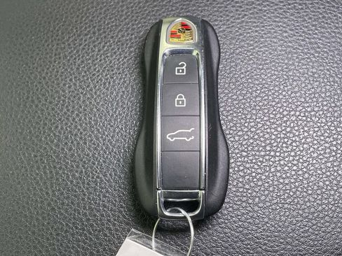 Certified 2025 Porsche Cayenne AWD/4WD image 43