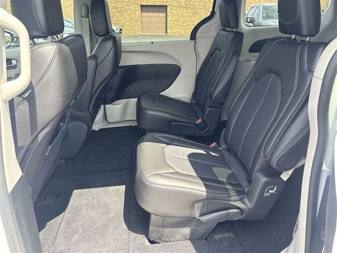 Used 2024 Chrysler Pacifica Touring-L FWD image 23