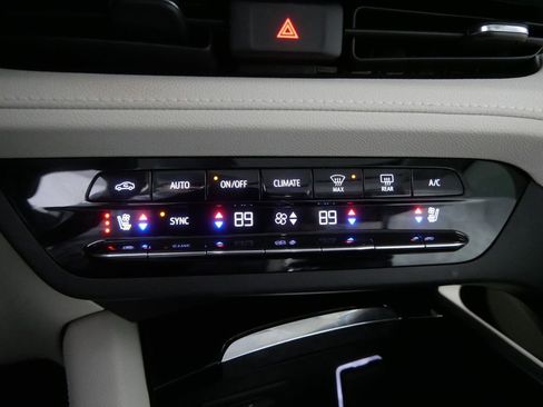 Used 2022 Buick Envision Avenir w/ Technology Package II image 28