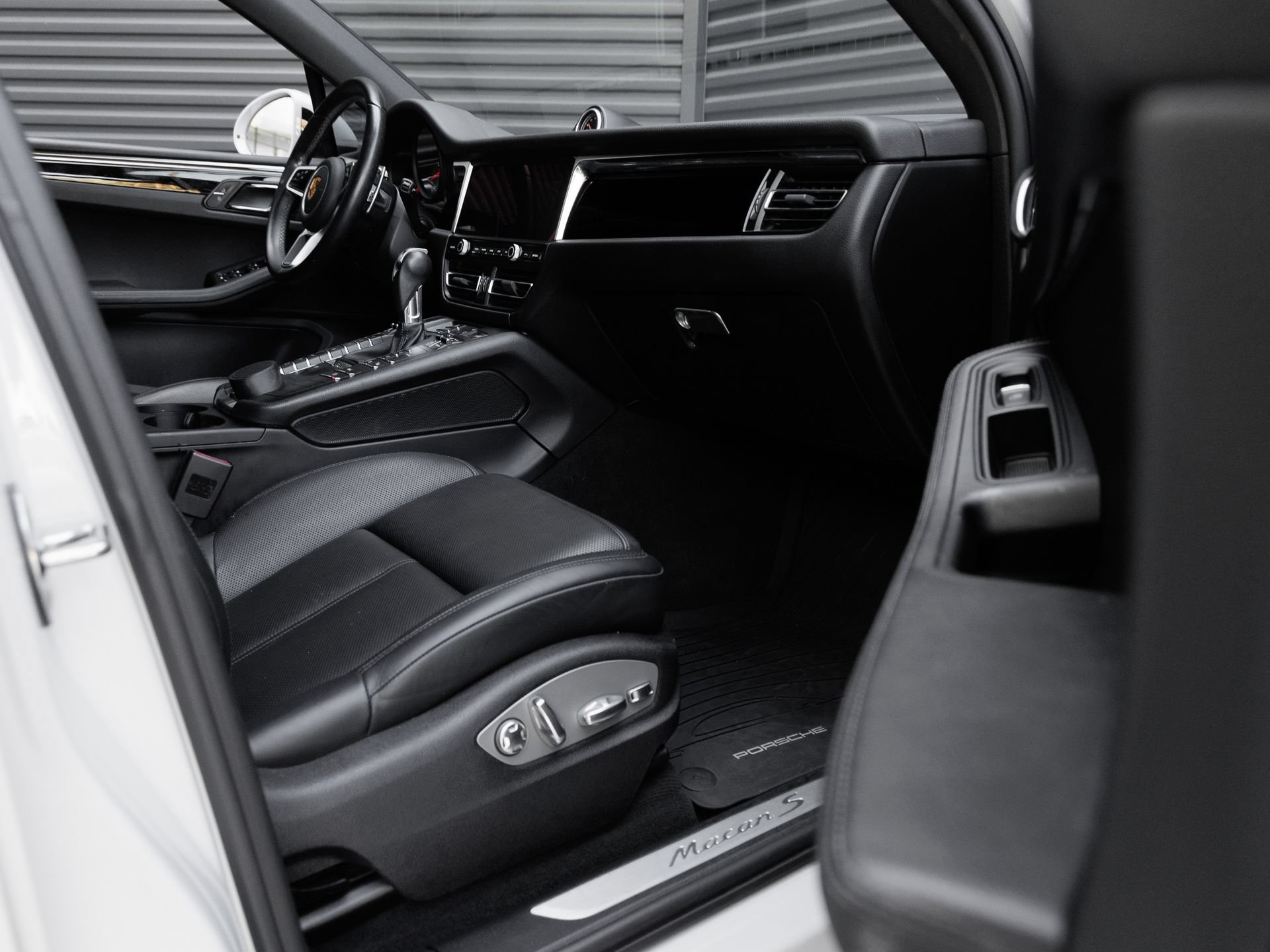 Certified 2021 Porsche Macan S AWD/4WD image 34