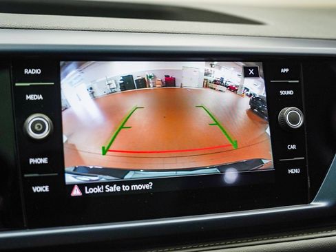 Used 2024 Volkswagen Taos SE w/ Panoramic Sunroof Package FWD image 26