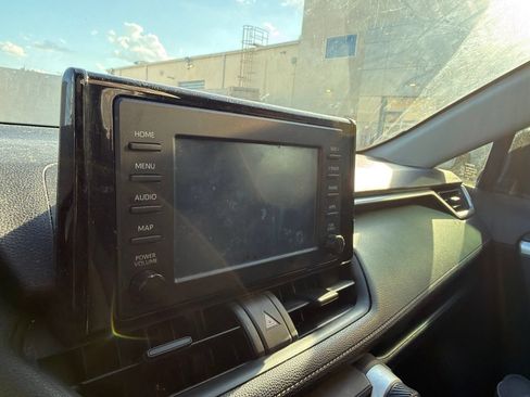 Used 2019 Toyota RAV4 LE FWD image 7