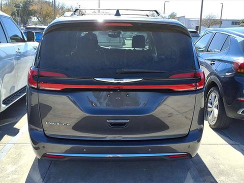 Used 2021 Chrysler Pacifica Touring-L w/ Uconnect Theater Family Group image 11