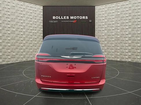 Certified 2024 Chrysler Pacifica Limited FWD image 4