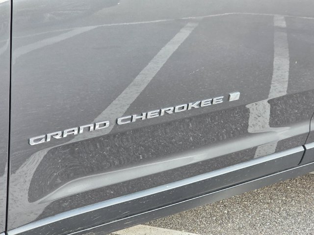 Used 2023 Jeep Grand Cherokee Limited w/ Trailer Tow Prep Group (B) RWD image 16
