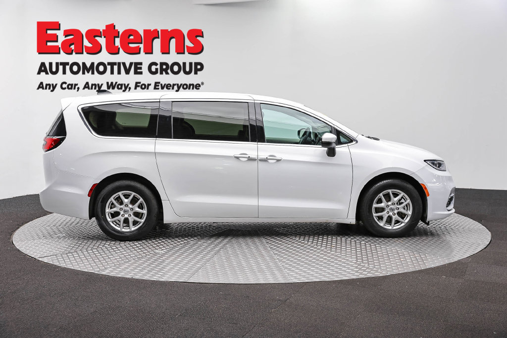 Used 2023 Chrysler Pacifica Touring-L FWD image 5